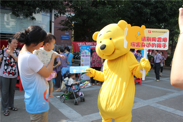 5月29日，梧州市婦幼保健院到潘塘公園參與衛(wèi)生系統(tǒng)開(kāi)展的世界無(wú)煙日宣傳活動(dòng)，該院醫(yī)務(wù)人員扮成可愛(ài)的卡通造型，呼吁市民為孩