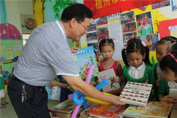 梧州市總工會黨組書記、常務(wù)副主席朱明勝在梧州市總工會到梧州高新區(qū)雙語實驗學(xué)校開展關(guān)愛農(nóng)民工留守活動中為孩子們送上學(xué)習(xí)用具