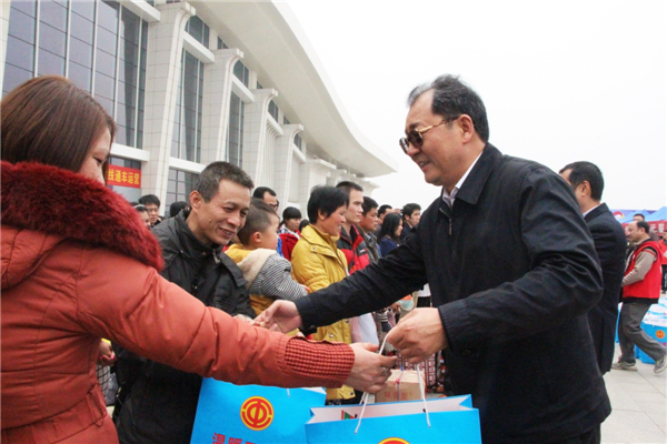 王躍飛為返鄉(xiāng)農民工贈送新春大禮包