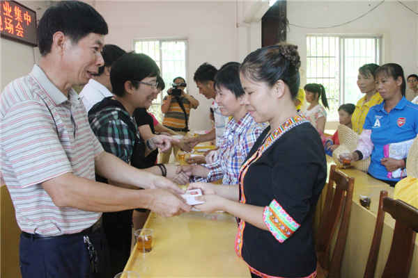 市縣鎮(zhèn)領導班子為六堡茶行業(yè)新入會農民工頒發(fā)工會會員證