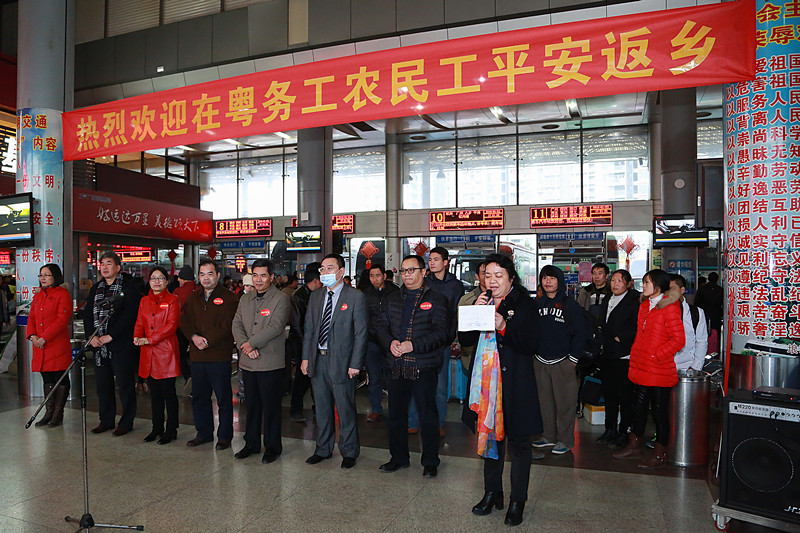 溫暖回家路：桂籍在粵務工農民工免費乘大巴車返鄉(xiāng)