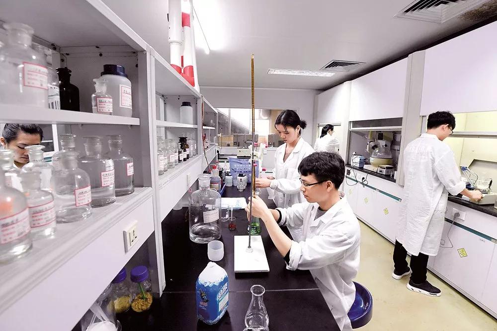 64歲仍堅(jiān)守一線，梧州這個(gè)為“產(chǎn)品質(zhì)量和榮譽(yù)而戰(zhàn)”的團(tuán)隊(duì)獲國家級(jí)榮譽(yù)