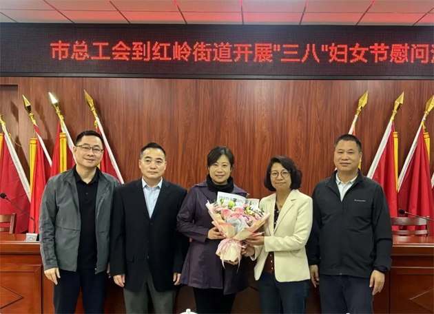 “花”樣過(guò)節(jié)，綻放巾幗芳華系列（三）丨市總工會(huì)開(kāi)展巾幗勞模工匠走訪(fǎng)慰問(wèn)活動(dòng)