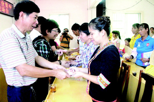 蒼梧縣六堡鎮(zhèn)：召開(kāi)“企業(yè)集中建會(huì)”暨“農(nóng)民工入會(huì)集中行動(dòng)”現(xiàn)場(chǎng)會(huì)