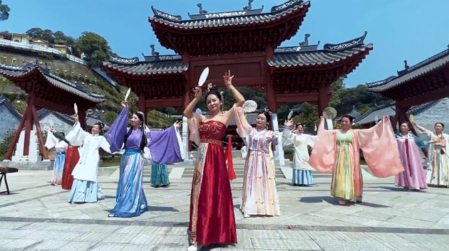 聽(tīng)，梧州學(xué)院的教職工演繹《禮儀之邦》向祖國(guó)73周年華誕獻(xiàn)禮