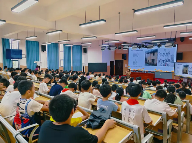 廣西五一勞動獎?wù)芦@得者冼友蕓到蒼梧第一實驗小學(xué)開展主題宣講活動