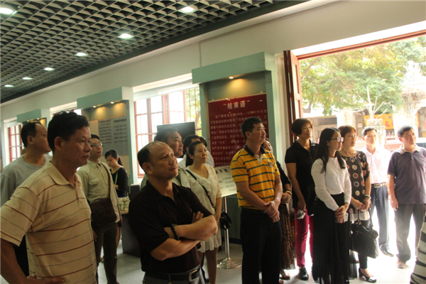 為踐行社會(huì)主義核心價(jià)值觀，進(jìn)一步弘揚(yáng)優(yōu)秀傳統(tǒng)文化，引領(lǐng)全市廣大職工群眾文明祭祖，文明追思。4月3日梧州市總工會(huì)組織干部職